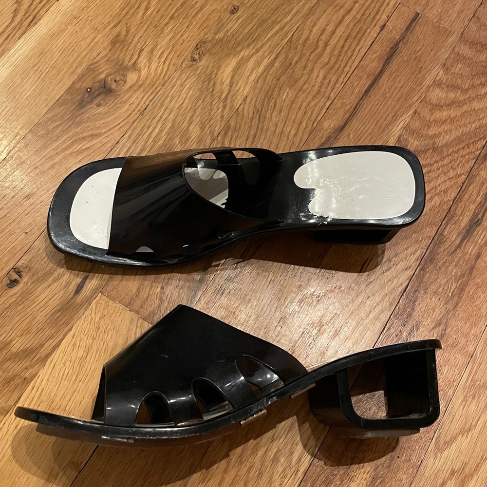 Heels with cutouts, look vintage. Size 7